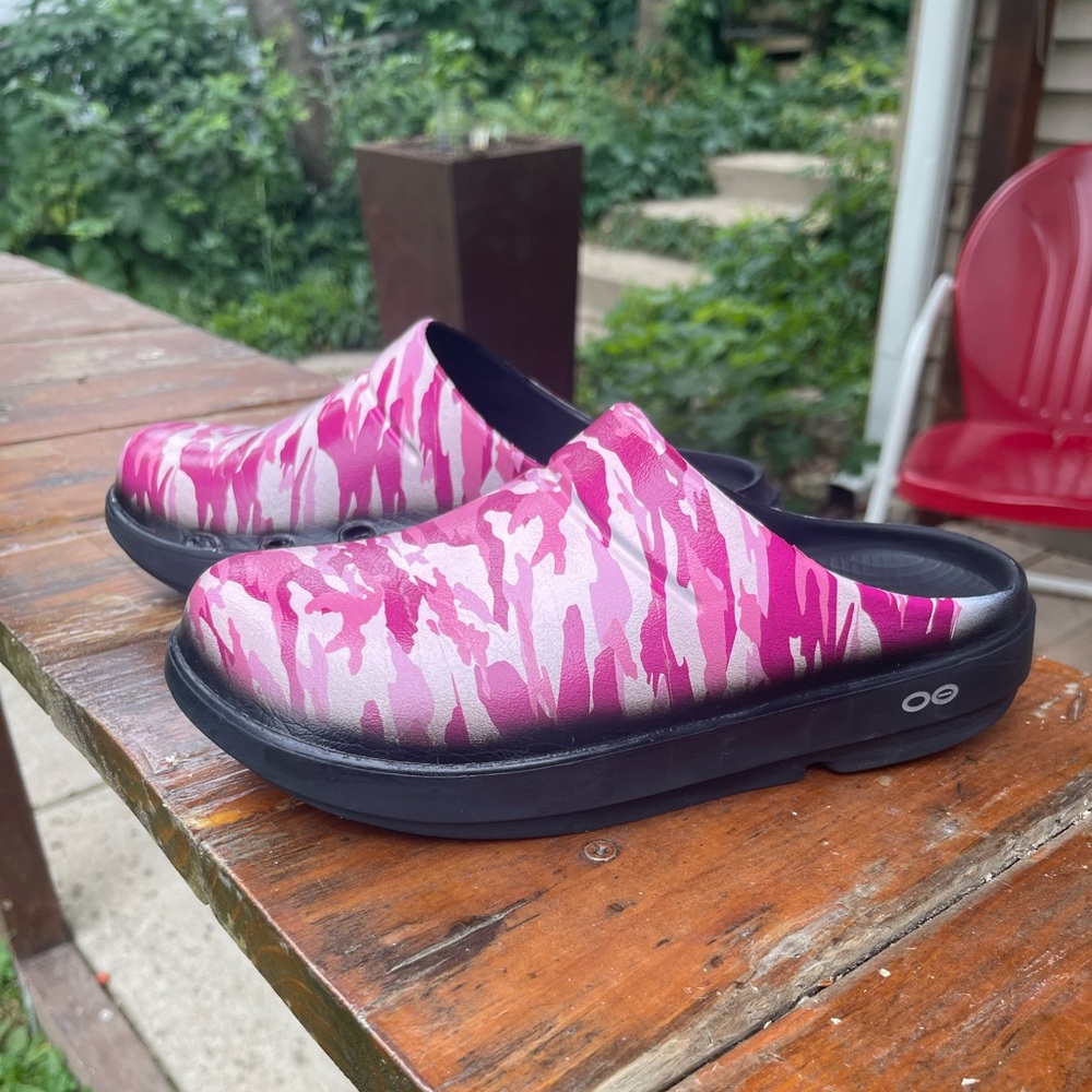 OOFOS Women’s Purple Camouflage Slip On Comfort Clogs - 8 great condition